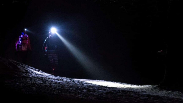 Trailrunnen met een hoofdlamp op.